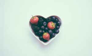 Mísa ve tvaru srdce s jahodami